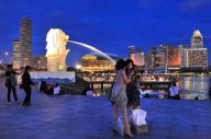 Dihadang Merlion di...