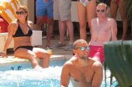 Rooney Dikelilingi Gadis...