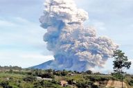 Gunung Sinabung Luncurkan...
