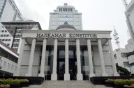 MK Kembali Uji Permohonan...