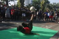 Hadir di Surabaya, Giant...
