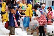 Aksi Memungut Sampah...