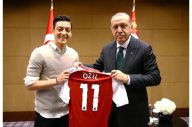 Memahami Perasaan Oezil