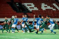 Dibantai Persebaya,...