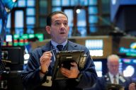 Wall Street Melompat...