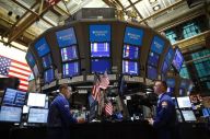 Wall Street Melonjak...