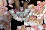 Rupiah Diprediksi Bertahan...