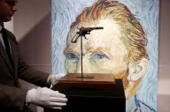 Pistol Van Gogh Terjual...