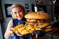 Lomba Makan Burger Terbesar...