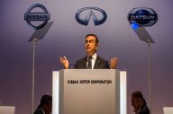 Carlos Ghosn Kabur dari...
