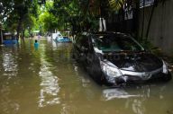 Mobil Terendam Banjir,...