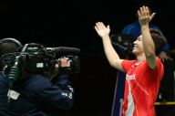 Lee Yong Dae Mengikuti...