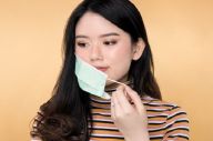 9 Trik Makeup untuk...