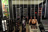Dior dan MAC Buat Kebijakan...