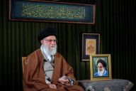 Khamenei Puji Warga...