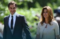 Federer dan Istri Bantu...