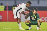 Gelandang Persebaya...