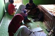 Anak Belajar di Rumah,...