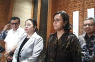 Sri Mulyani Serahkan...