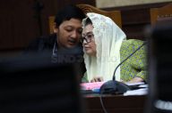 Dr Siti, Virus, dan...