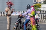 Pakai Helm Corona, Polisi...