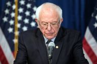 Bernie Sanders Mengundurkan...