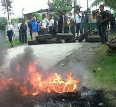 Warga Bencongan, lawan...