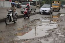 Jalan berlobang timbulkan...