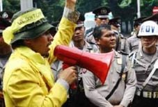 Ratusan petani jebol...