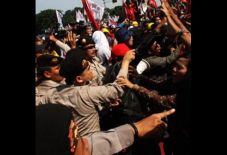 Polisi tindak demo buruh...