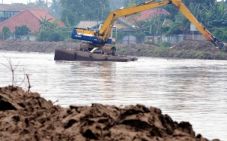 Keruk sungai Jakarta,...