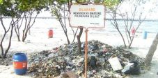 Buang lumpur di Ancol...