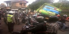 Truk terbalik, lalu...