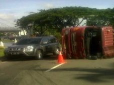 Truk bermuatan zat kimia...