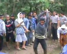 Jamaah Ahmadiyah masih...