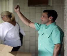 Capriles tantang Chavez...