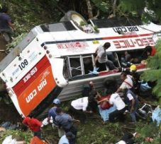 Bus di China masuk jurang...