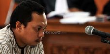 Gayus divonis enam tahun...