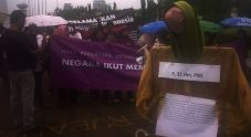 Puluhan perempuan beraksi...