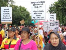 Bawa sembako, ibu-ibu...