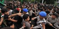 Polisi tak berani masuk...
