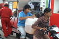 Warga borong BBM pakai...