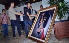 Foto SBY dirusak, malu...