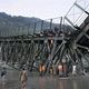India, jembatan runtuh...
