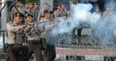 Demonstran balas tembakan...