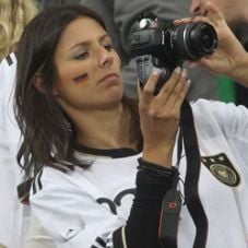 Di Inggris ada WAGs,...