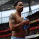 Aksi diving Ashley Young...