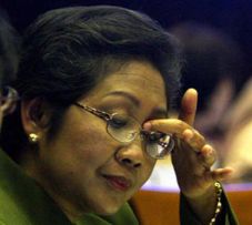 Pegawai Kemenkes sambut...