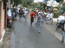 Bus Debora jadi sasaran...