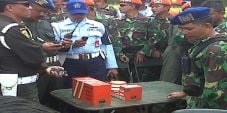 Tim SAR perlihatkan...